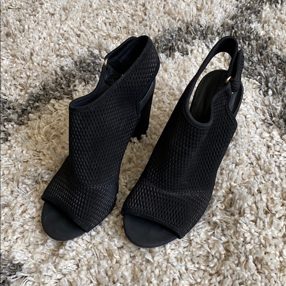 Black Aldo heels. Size 6. - Picture 2 of 6